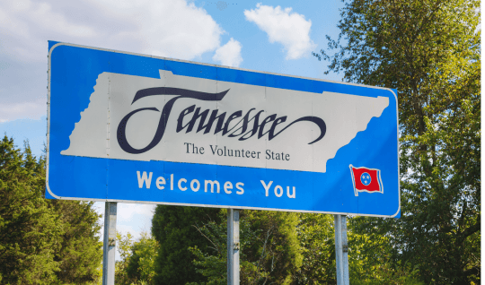 Road sign that reads "Tennessee welcomes you"